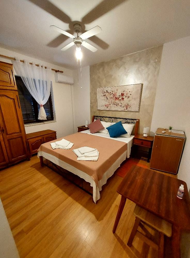 Spavaća soba s bračnim krevetom