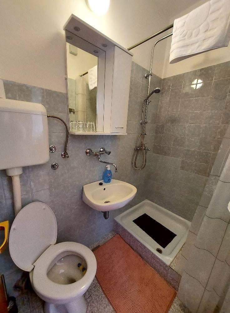 Kupaonica s tušem
