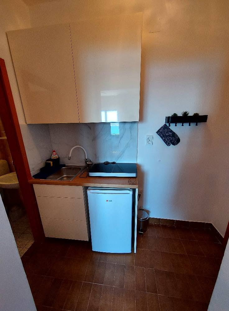 Mini kuhinja s hladnjakom