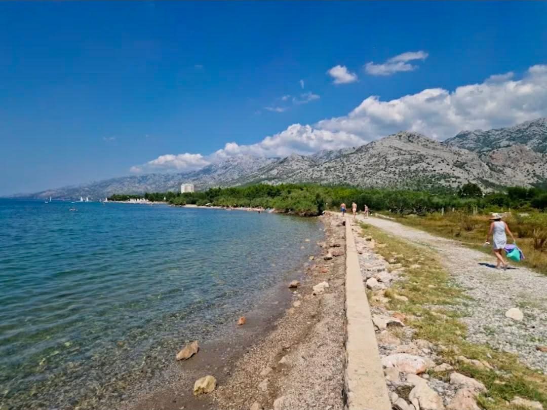 Plaža u Starigradu s pogledom na Velebit
