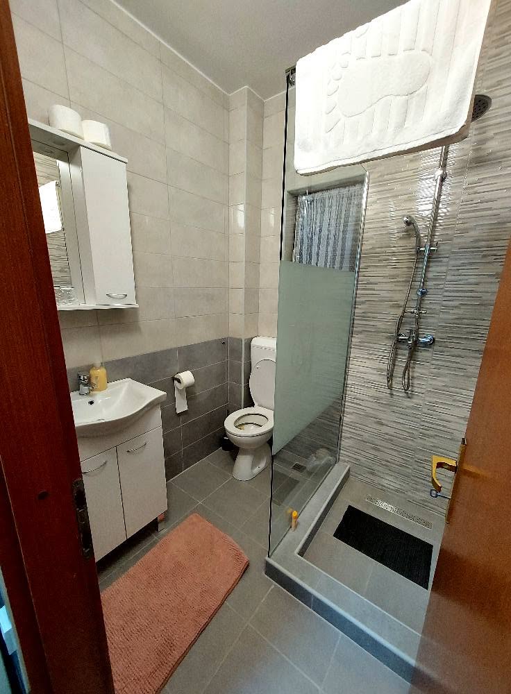 Kupaonica sa staklenom tuš kabinom